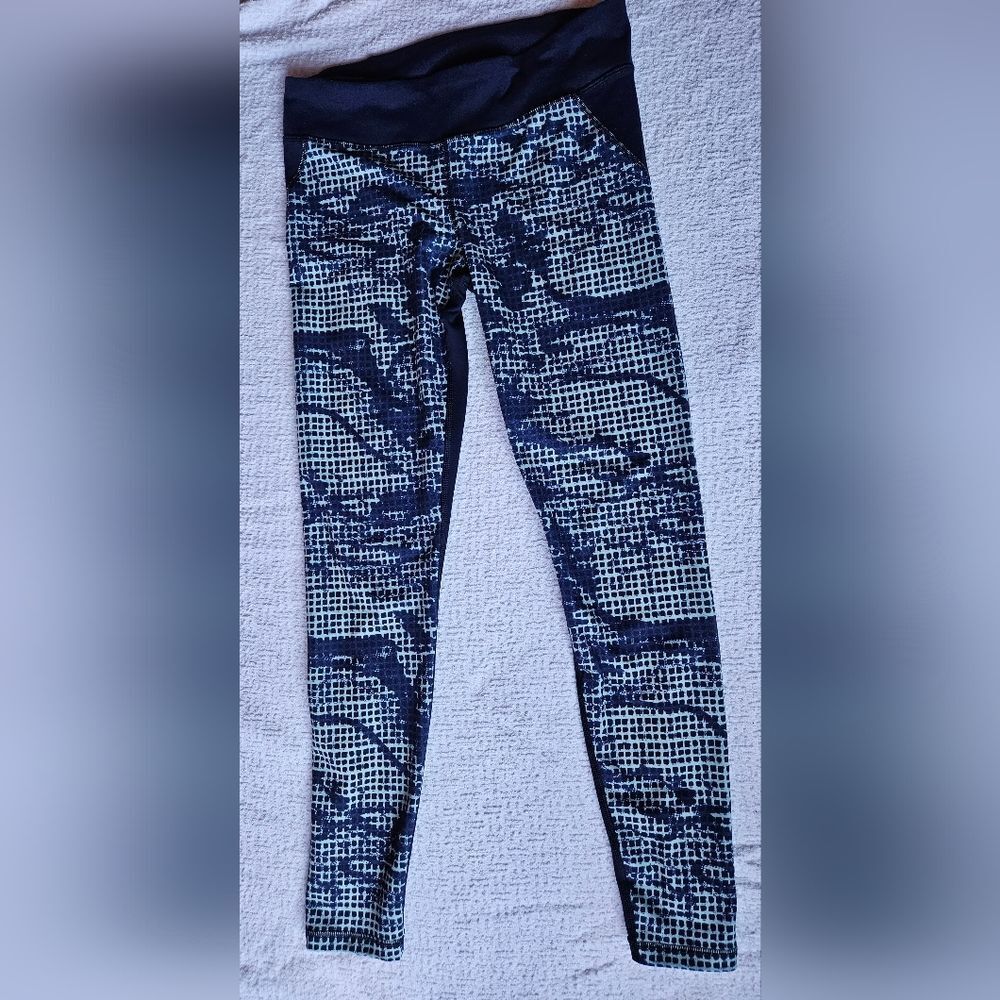 Under Armour headgear leggings Womens size MD multicolored